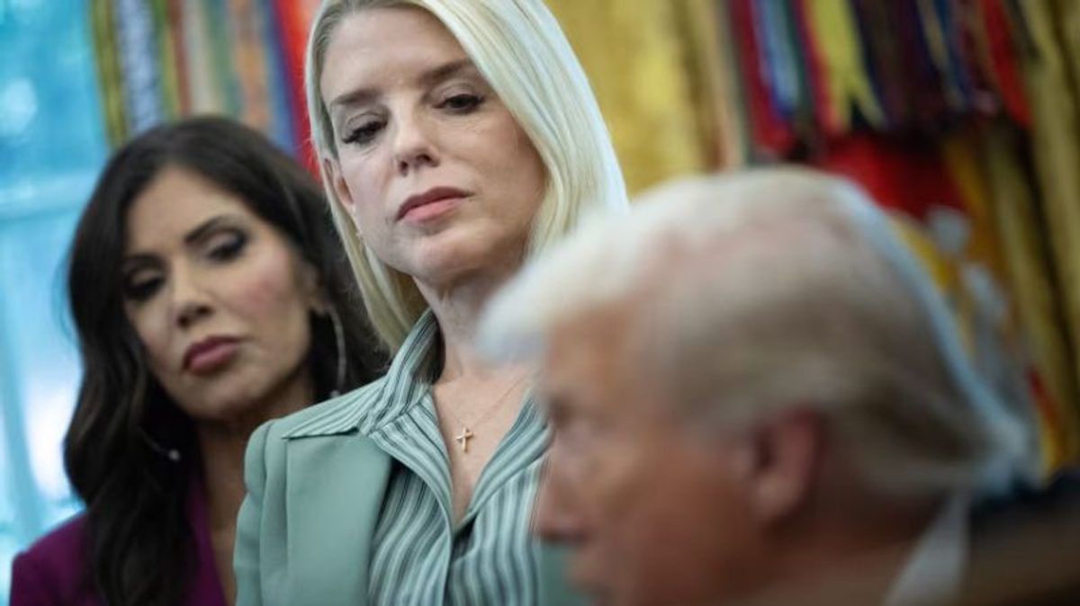 El gabinete de Trump evalúa una recalibración estratégica tras los despidos de Bondi y Noem