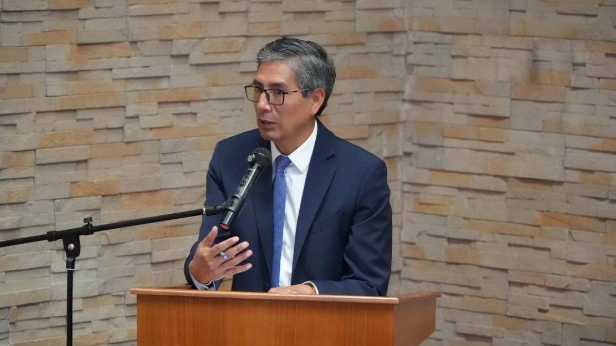 Juez Raúl Llasag presenta renuncia a la Corte Constitucional en medio de debate judicial