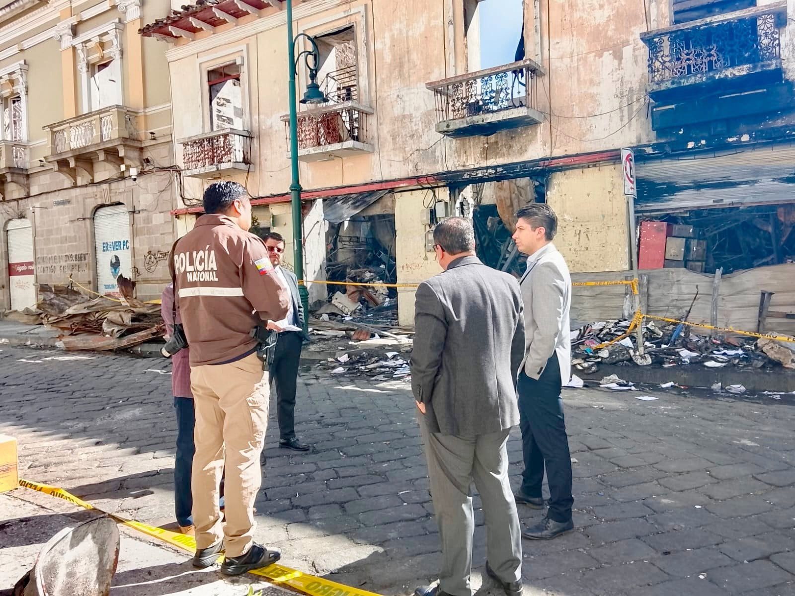 Fiscalía investiga origen del devastador incendio en centro histórico de Riobamba