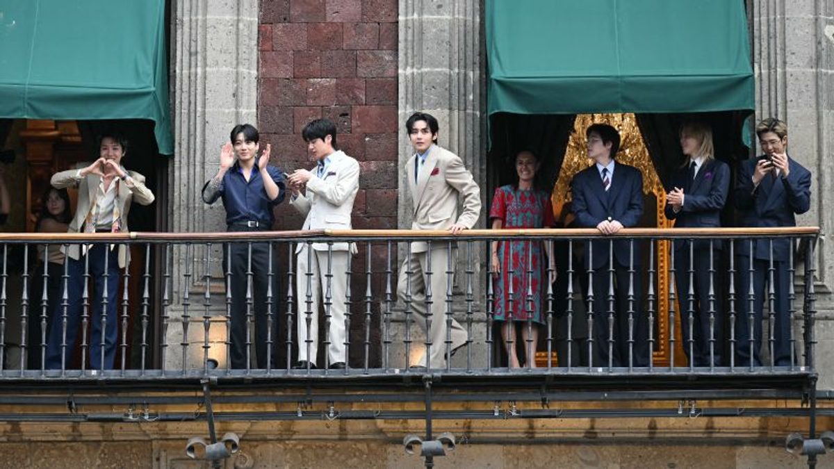 BTS saluda a fans desde el Palacio Nacional de México en visita histórica para el turismo cultural