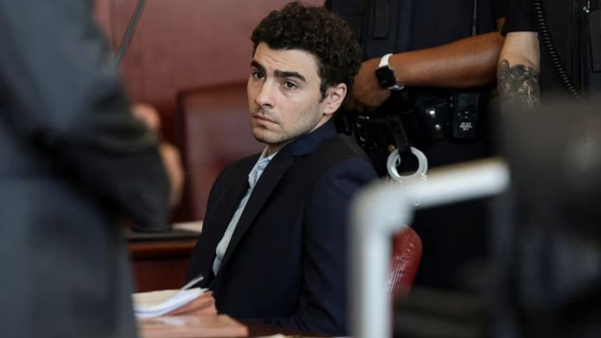 Juez admite cuaderno y arma de Luigi Mangione como prueba clave en su proceso judicial por asesinato