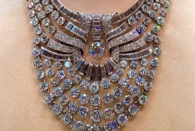 Roban collar histórico valorado en $4 millones en Viena; buscan a dos sospechosos