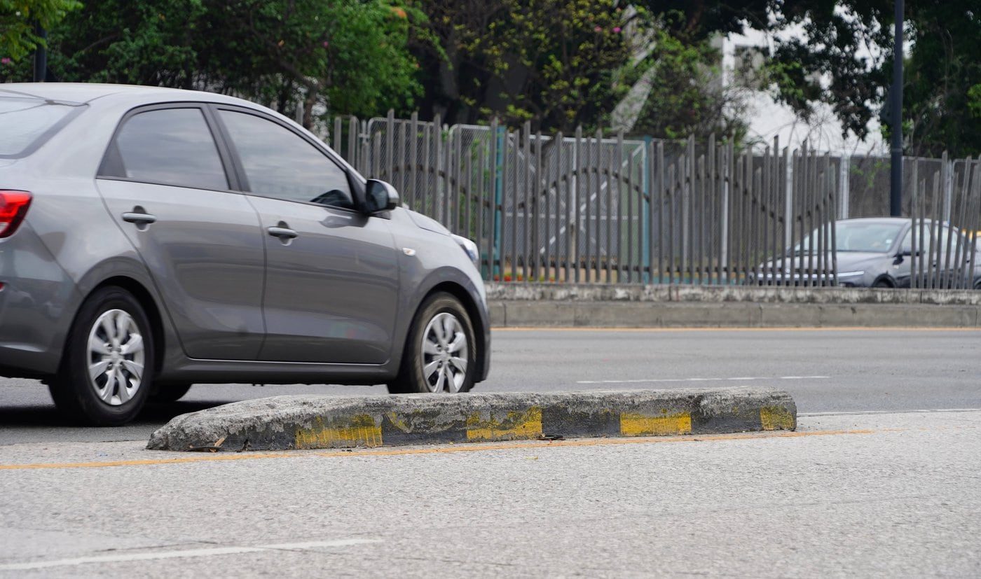 Conductores alertan sobre peligros en infraestructura vial de Guayaquil por falta de señalización