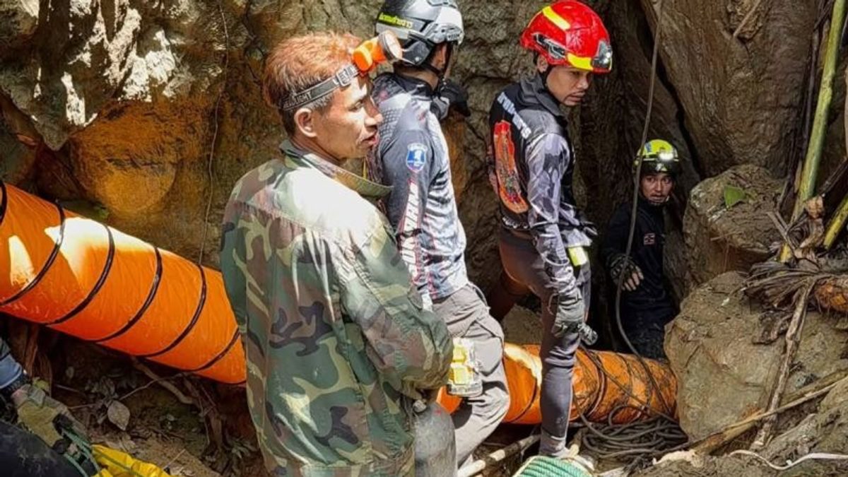Equipos internacionales intensifican la búsqueda de siete aldeanos atrapados en cueva inundada en Laos
