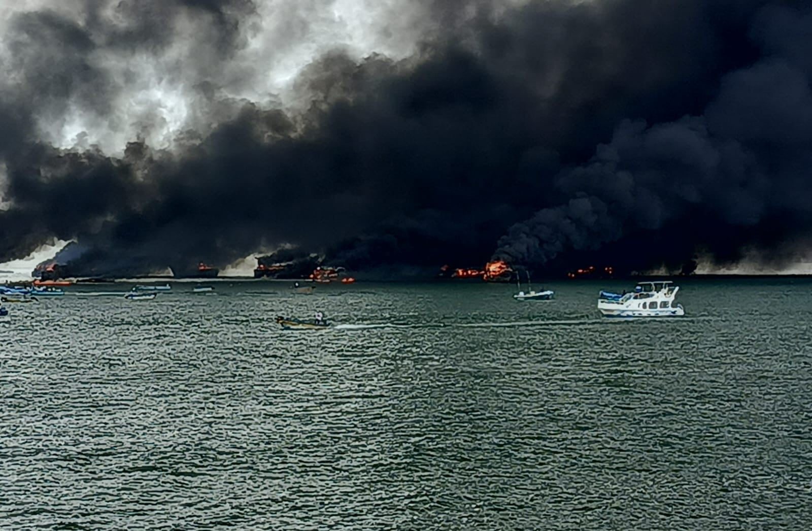 Gran incendio consume más de 20 embarcaciones en el Puerto Pesquero Industrial de Manta