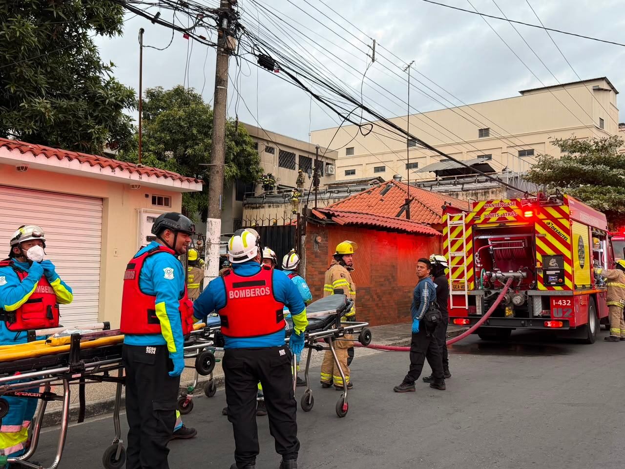 Bomberos rescatan a cinco personas tras incendio estructural en edificio comercial de Guayaquil
