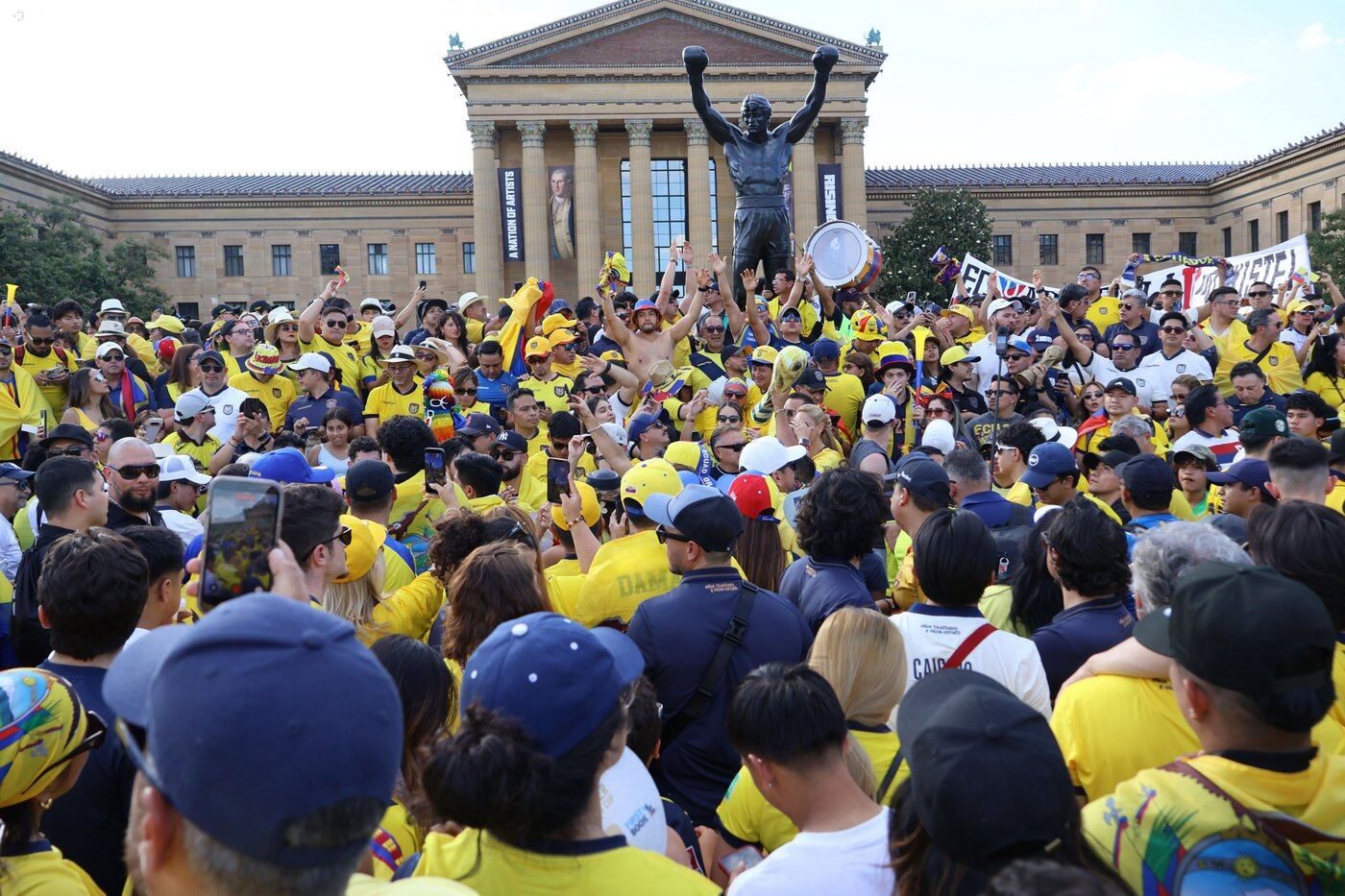 Hinchas ecuatorianos pintan las escaleras de Rocky en Filadelfia antes del debut mundialista