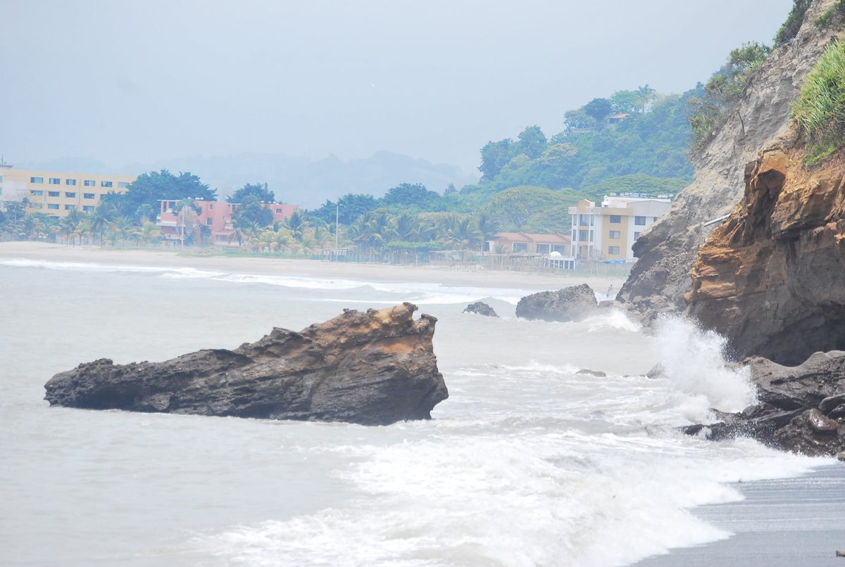 El INOCAR activa alerta por olas de alta energía en la costa ecuatoriana este martes y miércoles