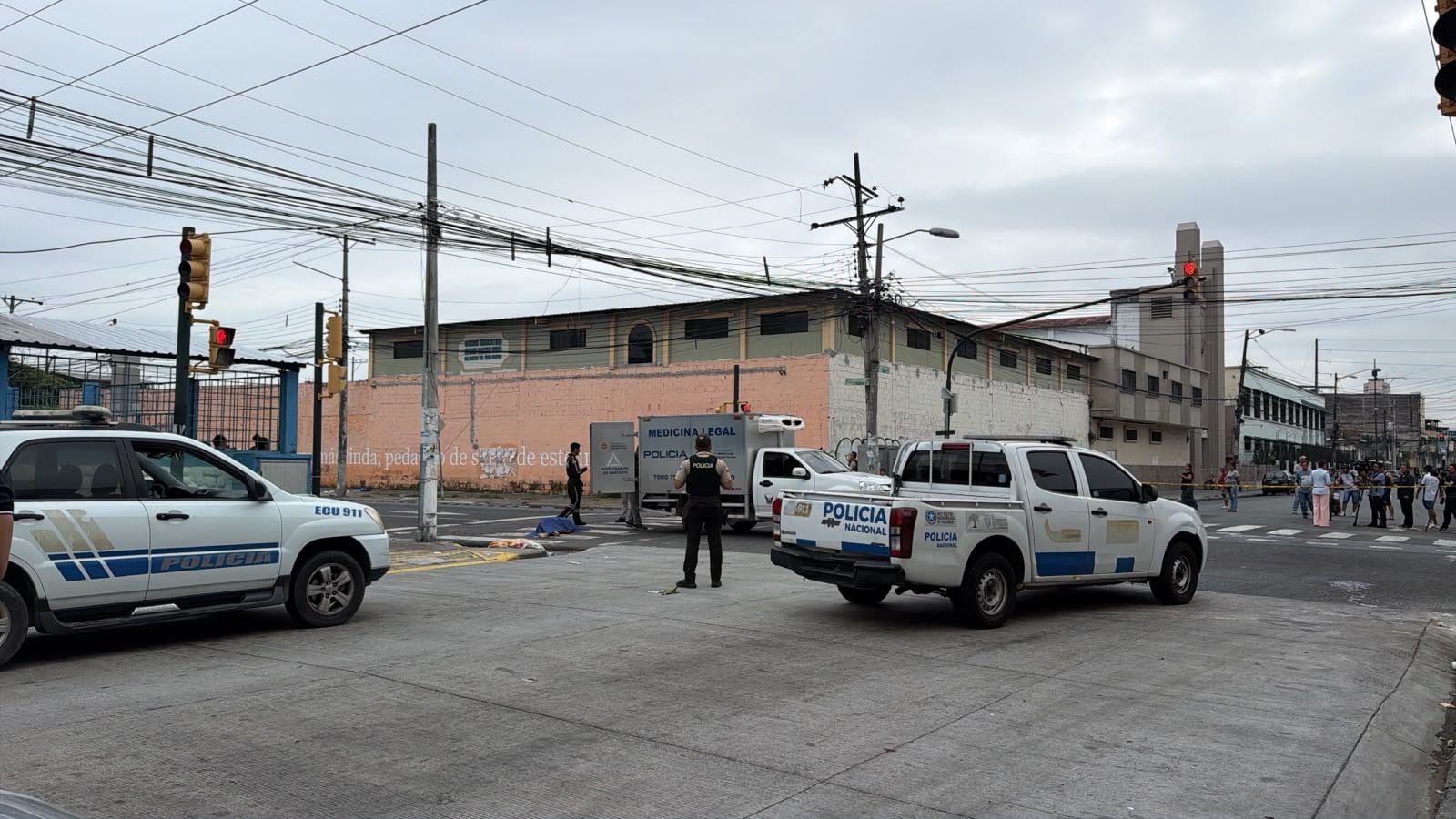 Ejecutan a un hombre a tiros en los exteriores de una escuela en Guayaquil ante la mirada de estudiantes