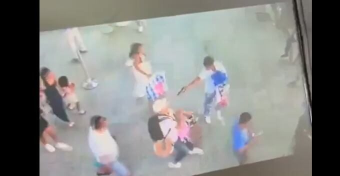Fiscalía procesa a dos adolescentes por el asesinato de alias Cachete en el aeropuerto José Joaquín de Olmedo
