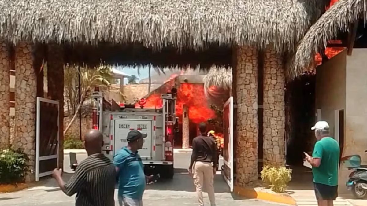 Incendio en hotel de República Dominicana deja una muerte y evacúa a 1700 turistas