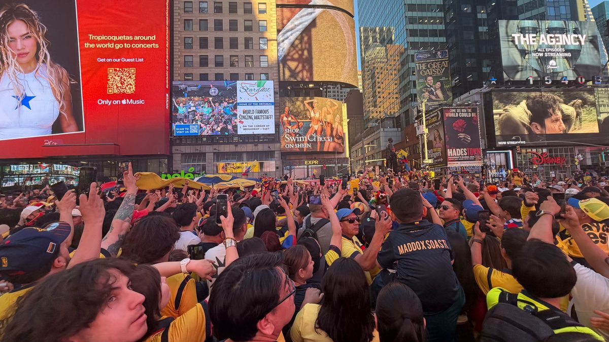 Miles de ecuatorianos invaden Times Square para impulsar a La Tri ante Alemania