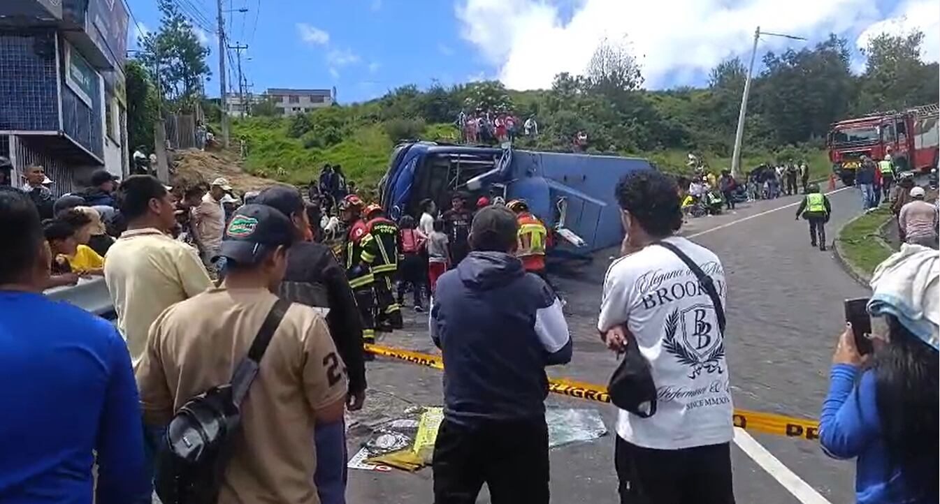 Un menor fallece y siete resultan heridos tras el vuelco fatal de un bus con 50 pasajeros en Quito