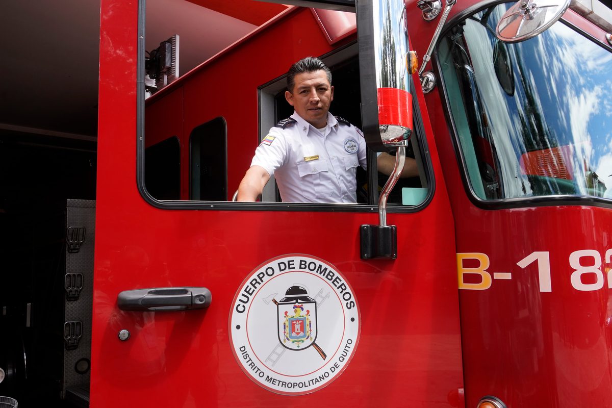 Dos bomberos de Quito comparten con sus hijos el legado de servicio en medio de crisis