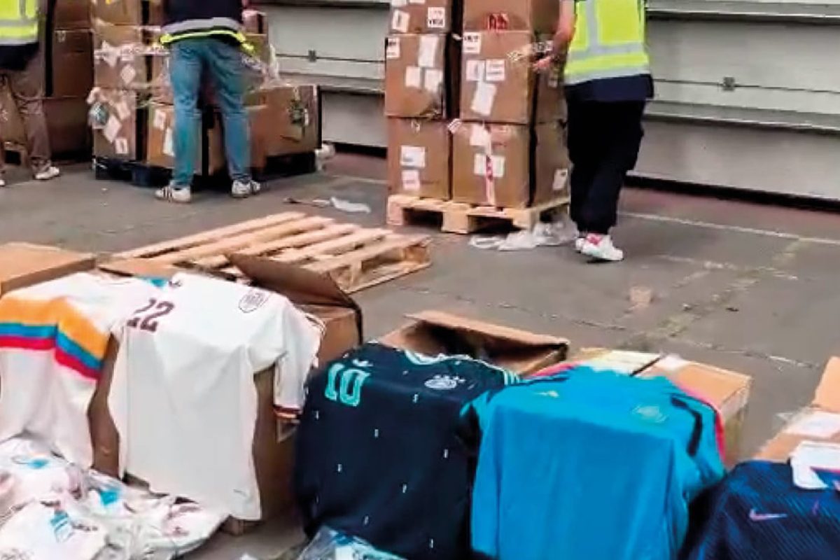 Policía detiene a 95 sospechosos por vender equipaciones falsas del Mundial en Ecuador