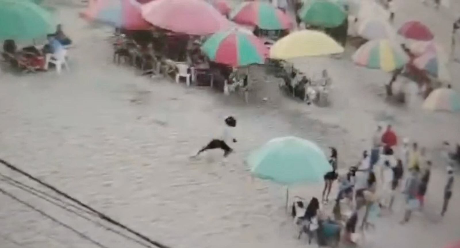 Asesinan a un hombre en la playa de San Lorenzo; Gobierno refuerza seguridad turística