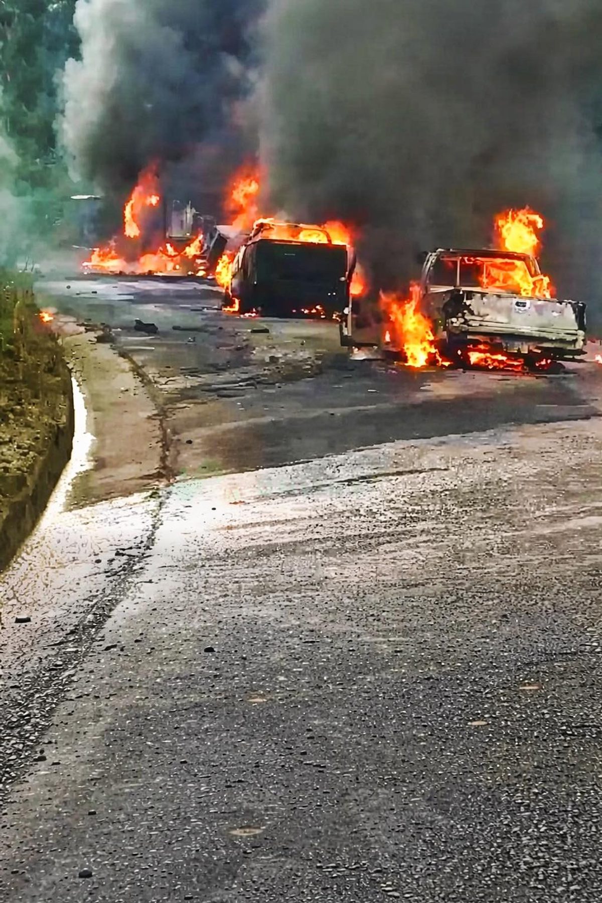 Tres muertos deja volcamiento de tanquero de combustible que incendió cinco vehículos en Morona Santiago
