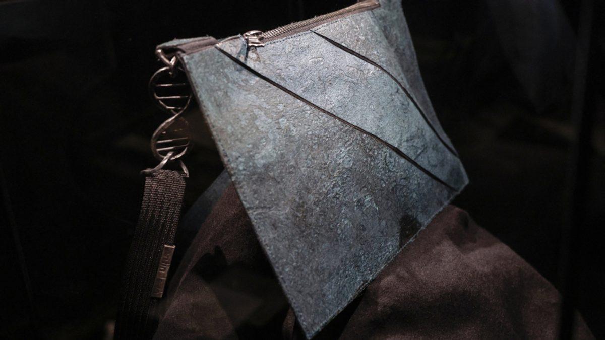 Bolso inspirado en ADN del T-Rex rompe récords y despierta debate ético en histórica subasta