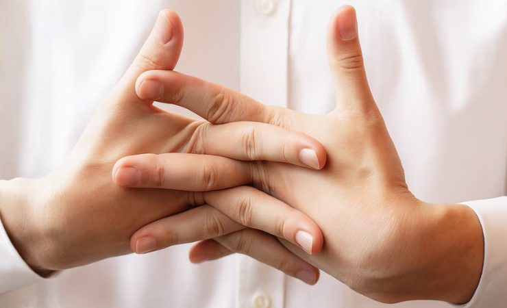Tronarse los dedos: ¿Hábito inofensivo o señal temprana de alerta médica?