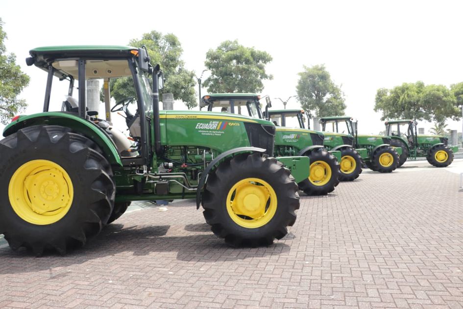 Gobierno de Noboa entrega 400 tractores para modernizar el agro ecuatoriano