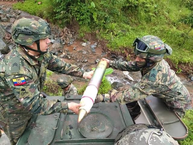 Ejército destruye 30 bocaminas en operación contra minería ilegal en Santo Domingo