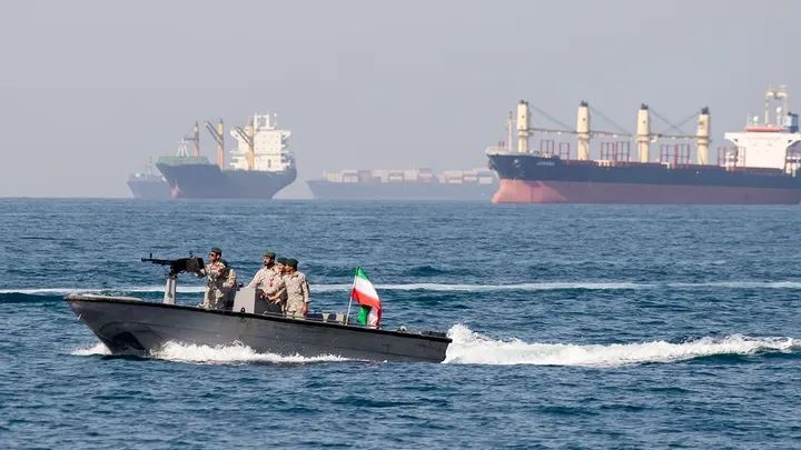Emiratos Árabes denuncia crisis petrolera global y exige libertad de navegación en el Estrecho de Ormuz