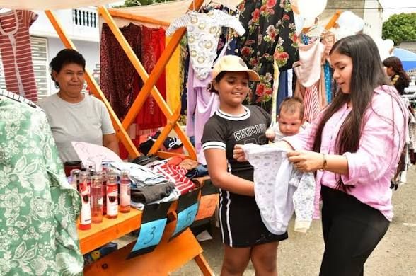 Madres ecuatorianas: el motor silencioso que sostiene la economía familiar ante la crisis