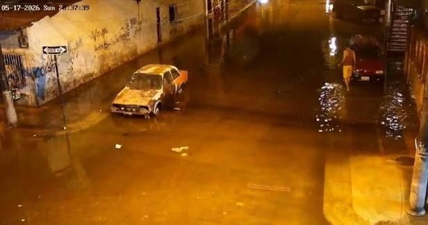 Marea alta provoca acumulación de agua en sectores críticos de Guayaquil