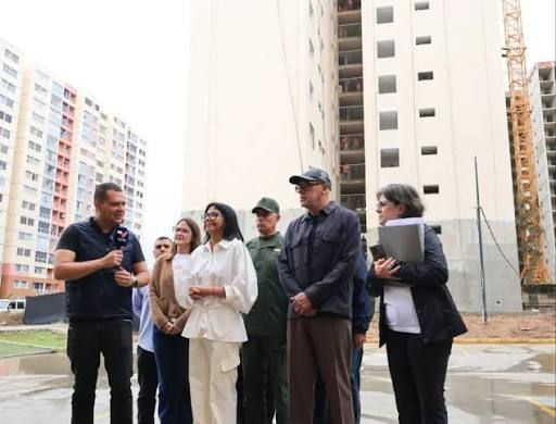 Delcy Rodríguez anuncia entrega de 4 mil viviendas a damnificados por sismos