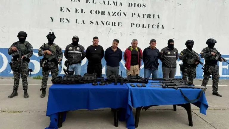 Ministro Reimberg confirma captura de tres policías y un militar por tráfico de armas en Ponce Enríquez