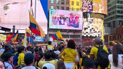 Hinchas ecuatorianos desatan una ola patriótica triunfante entre Times Square y Nueva Jersey