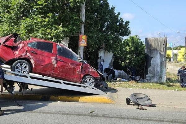 Trágico Accidente en Vía a la Costa: Carro Involvedo Queda Totalmente Destruido