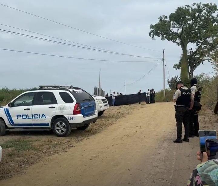 Hallan sin vida a dos jóvenes en vía de Montecristi, Manabí, y se activa protocolo de investigación