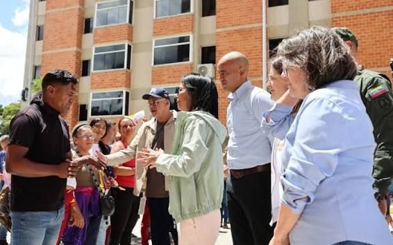 Gobierno venezolano entrega 87 viviendas a damnificados del terremoto