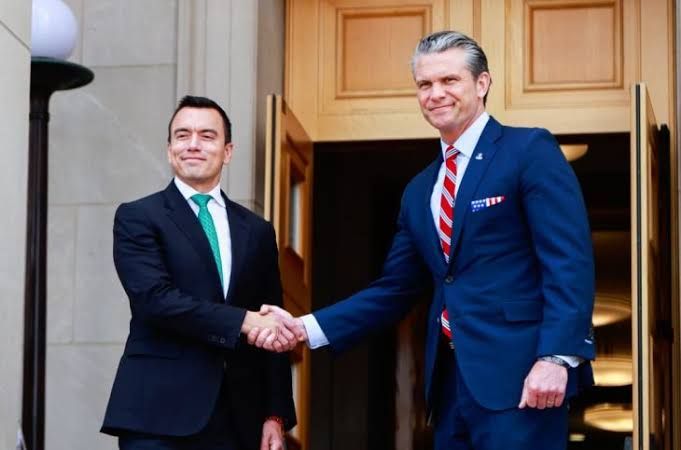 Hegseth destaca papel de Ecuador contra narcotráfico tras reunión con Noboa