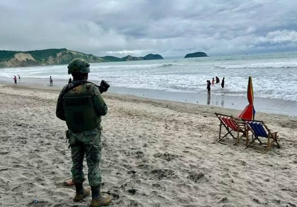 Operativos de seguridad consolidan el feriado nacional con despliegue militar en Manabí y policial en Quito