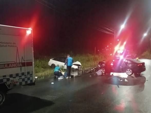 Choque frontal deja un muerto y cuatro heridos en Puyo-Baños