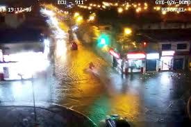 Lluvias intensas provocan inundaciones y caos vehicular en múltiples sectores de Guayaquil