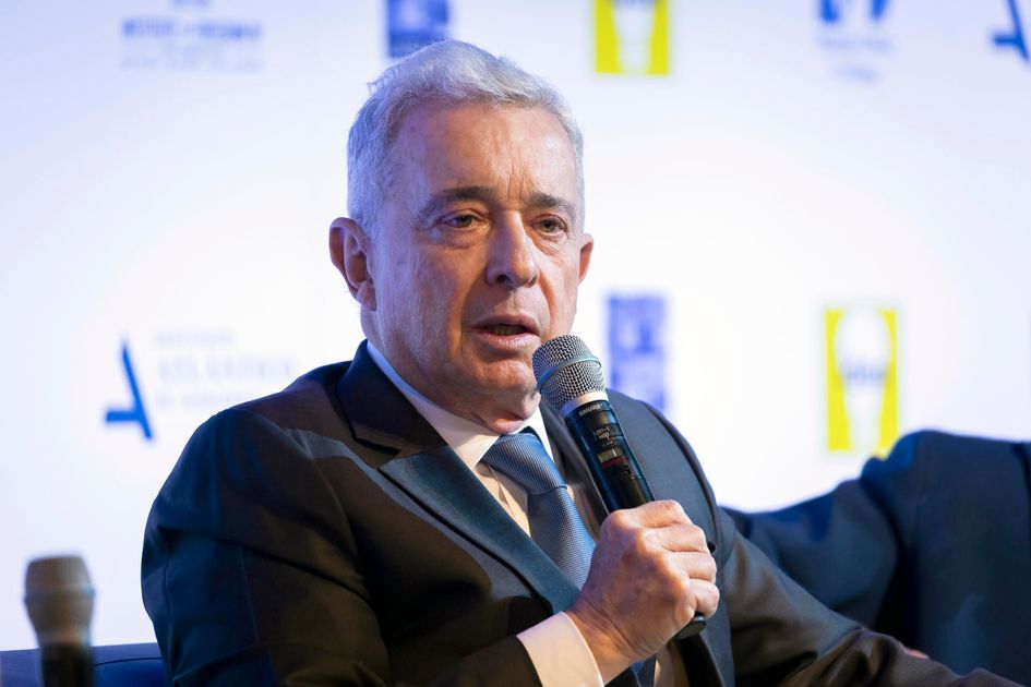 Álvaro Uribe es citado a indagatoria por masacres paramilitares en Colombia