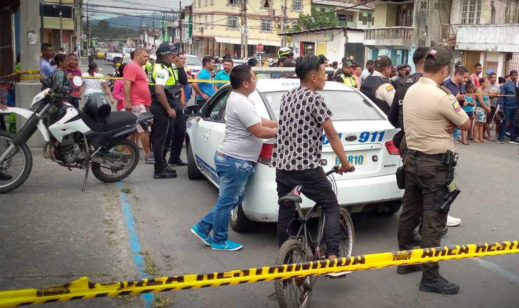 Ejecutan a mecánico en Esmeraldas mientras reparaba su motocicleta frente a una escuela
