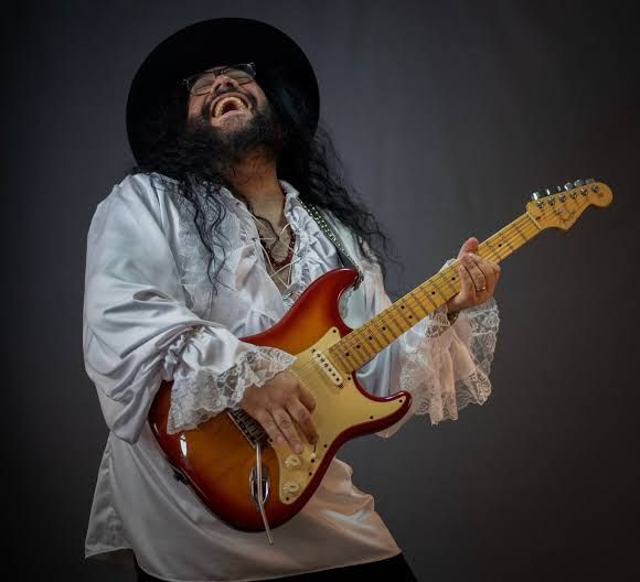 Antonio Vergara: El guitarrista ecuatoriano que brilla sin necesidad de ruido mediático