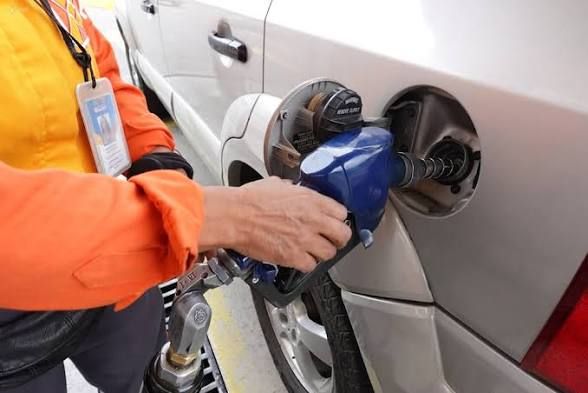 Gobierno oficializa reducción de precios de gasolina hasta 2026 para impulsar economía