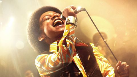 La biopic de Michael Jackson llega a Ecuador destacando su ascenso y un detallado trabajo de vestuario