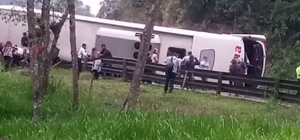 Un muerto y 15 heridos tras volcamiento de bus interprovincial en Alóag-Santo Domingo