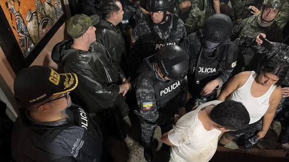 Policía Nacional detiene a 180 delincuentes y decomisa armas en sexta jornada del toque de queda