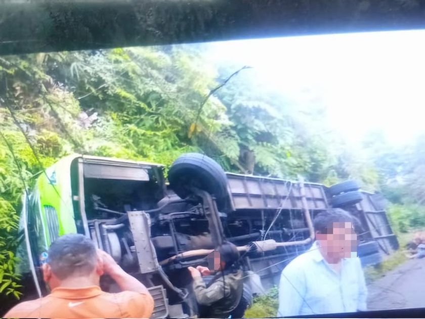 Dos muertos y ocho heridos en siniestro de bus en la vía Macas-Puyo
