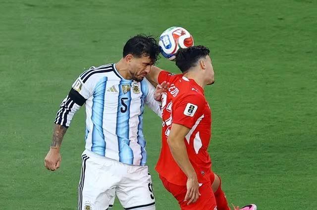 Argentina rinde homenaje póstumo a Antonio Rattín con brazalete negro ante Suiza