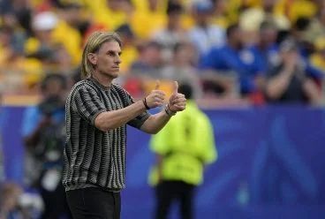 Beccacece asume crítica de hinchas ecuatorianos tras empate sin goles