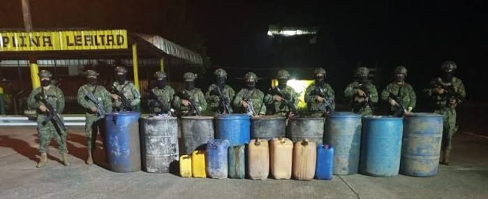 Fuerzas Armadas decomisan 700 galones de combustible ilegal en Putumayo, provincia de Sucumbíos