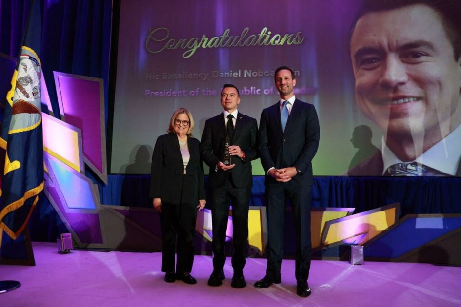 Noboa recibe premio internacional por lucha contra el crimen en Washington